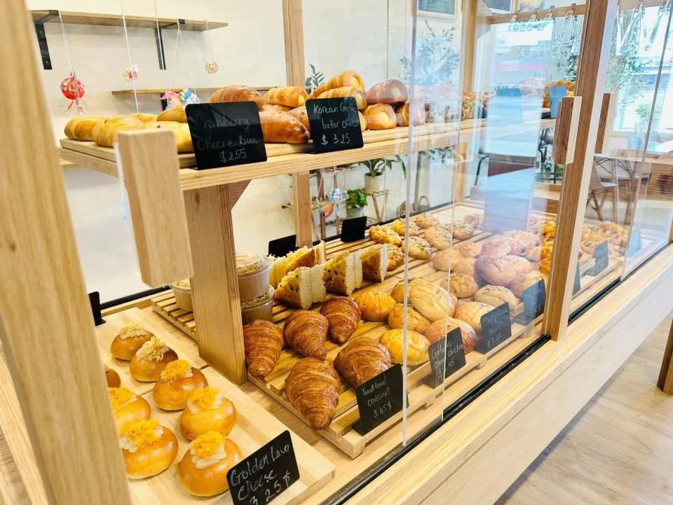 Khay bánh mới ra lò tại Anh Vũ Bakery 14